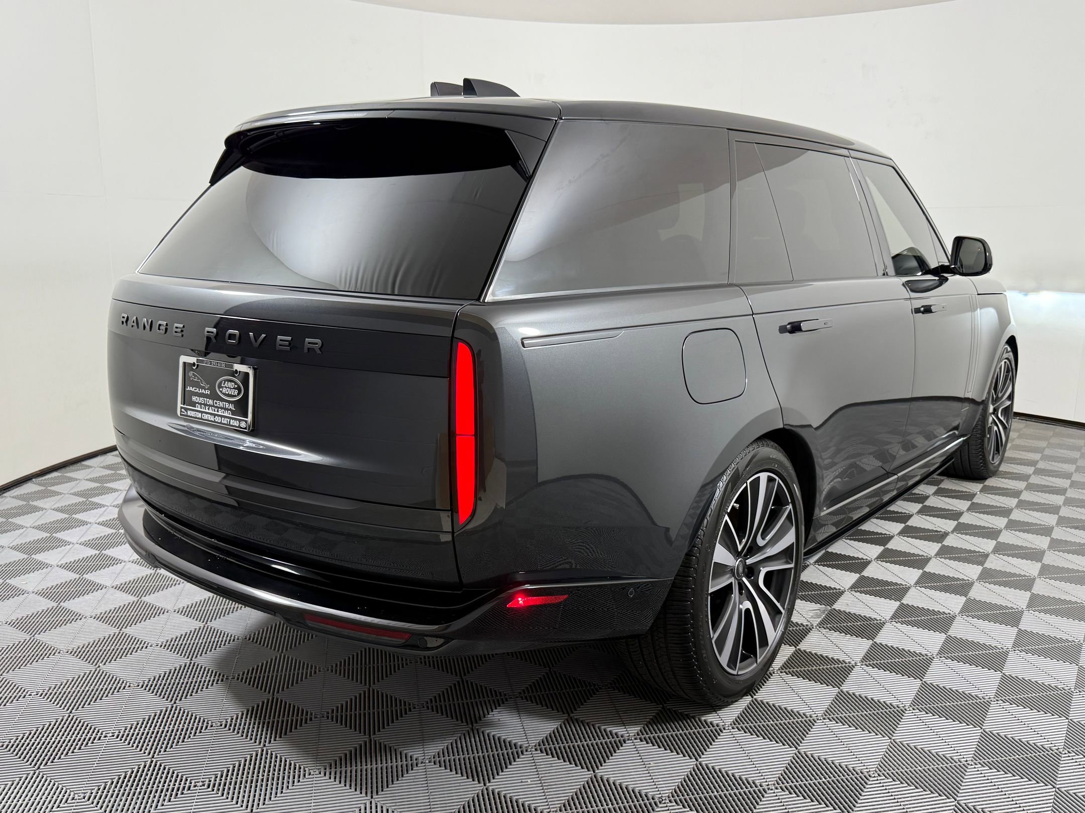 Used 2025 Land Rover Range Rover Long Wheelbase SE image 9