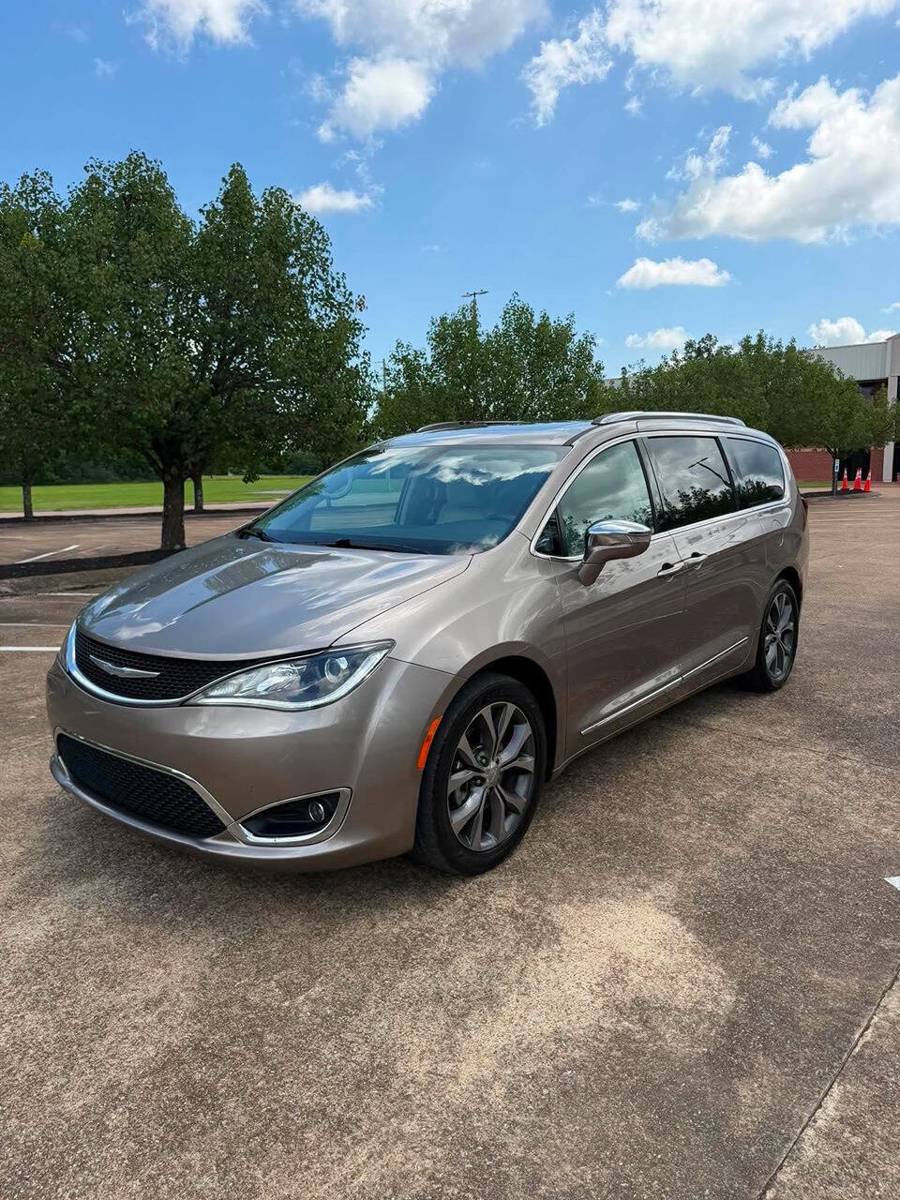 Used 2017 Chrysler Pacifica Limited FWD image 7