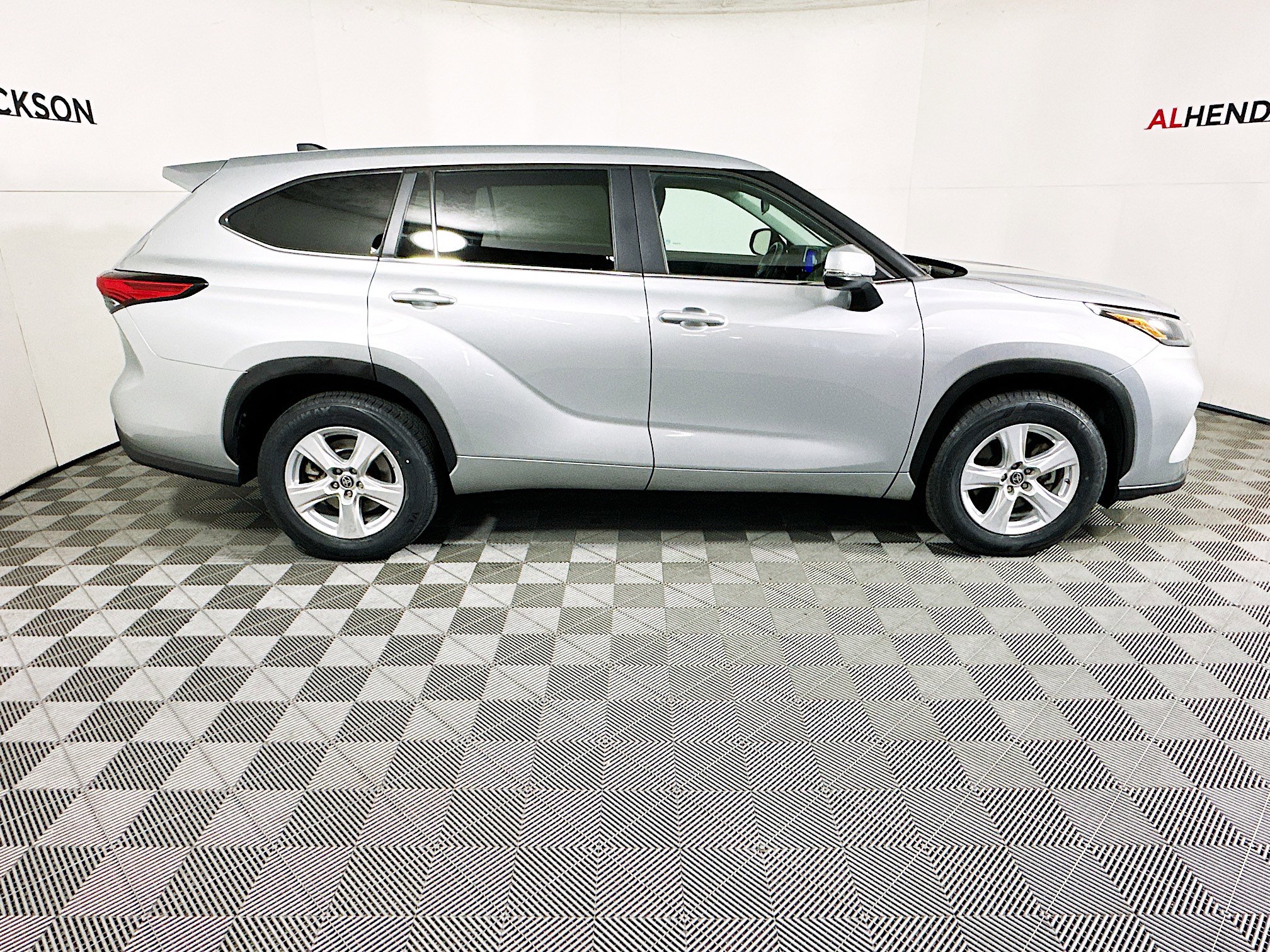 Used 2023 Toyota Highlander LE image 2
