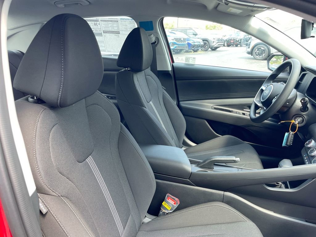 Used 2025 Hyundai Elantra SE image 49