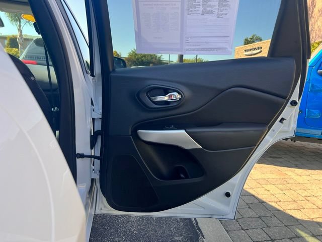Used 2017 Jeep Cherokee Overland w/ Technology Group FWD image 31