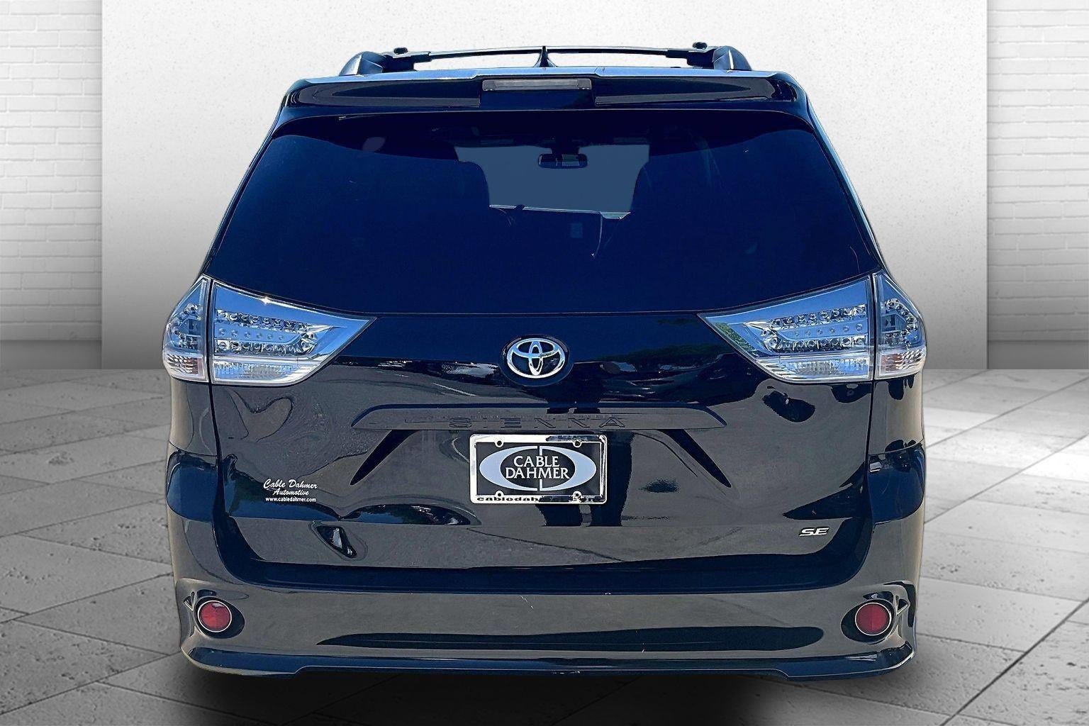 Used 2018 Toyota Sienna SE Premium w/ Carpet Mat Package FWD image 6