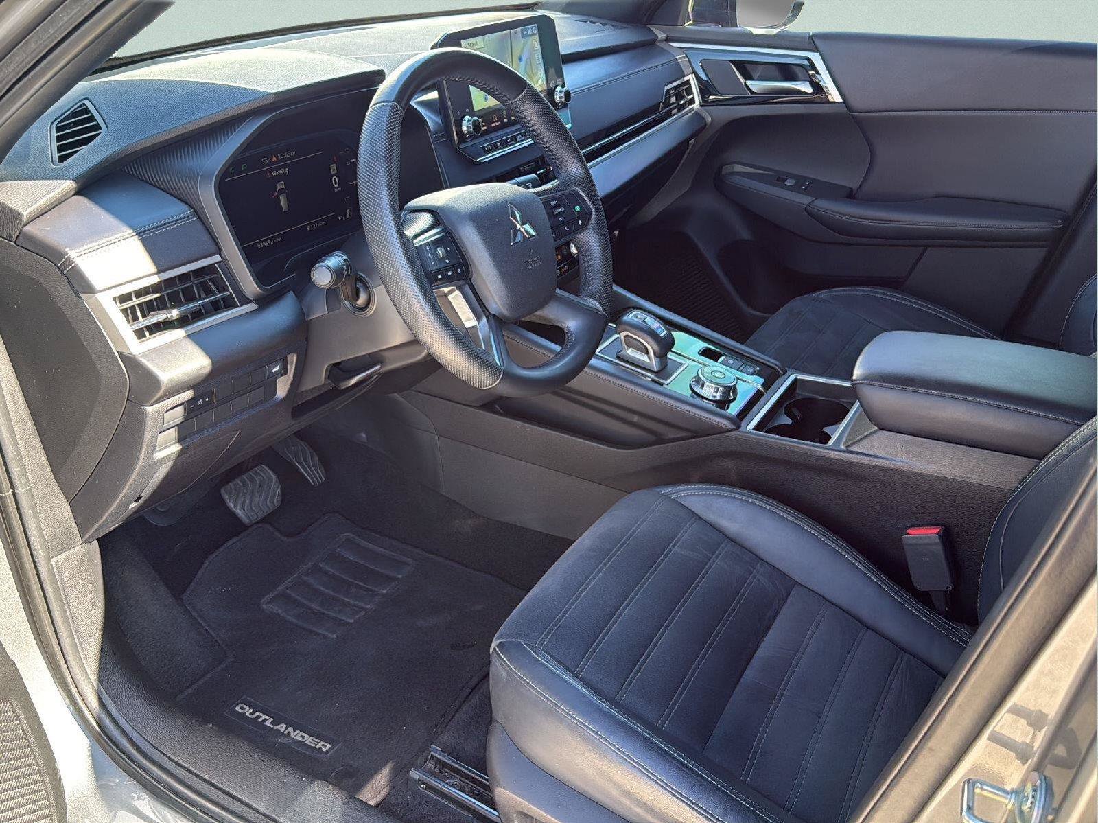 Used 2023 Mitsubishi Outlander SE Black Edition FWD image 17