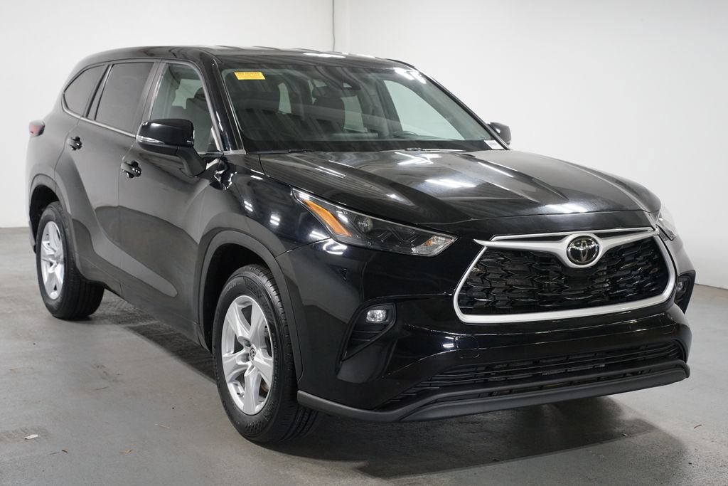 Certified 2024 Toyota Highlander LE FWD image 3