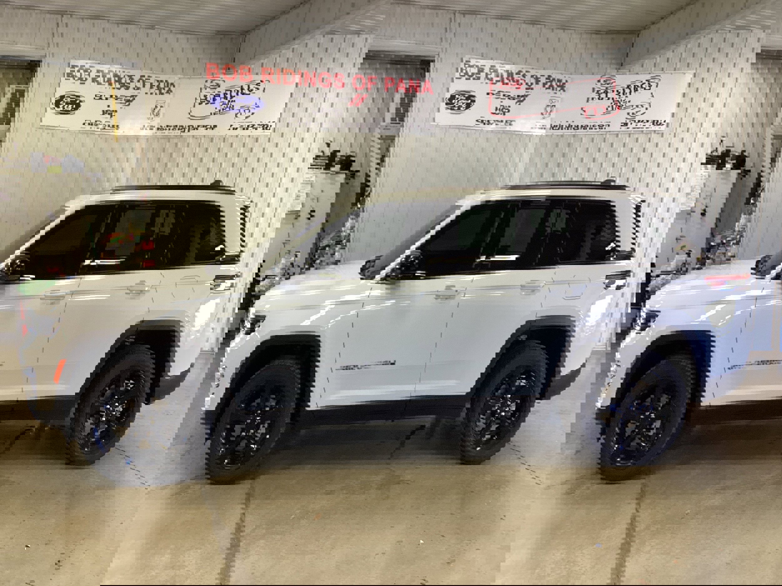 Used 2024 Jeep Grand Cherokee Altitude image 2