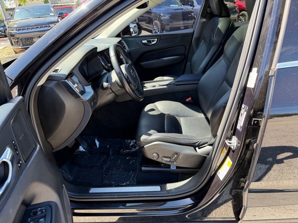 Used 2020 Volvo XC60 T5 Momentum image 16