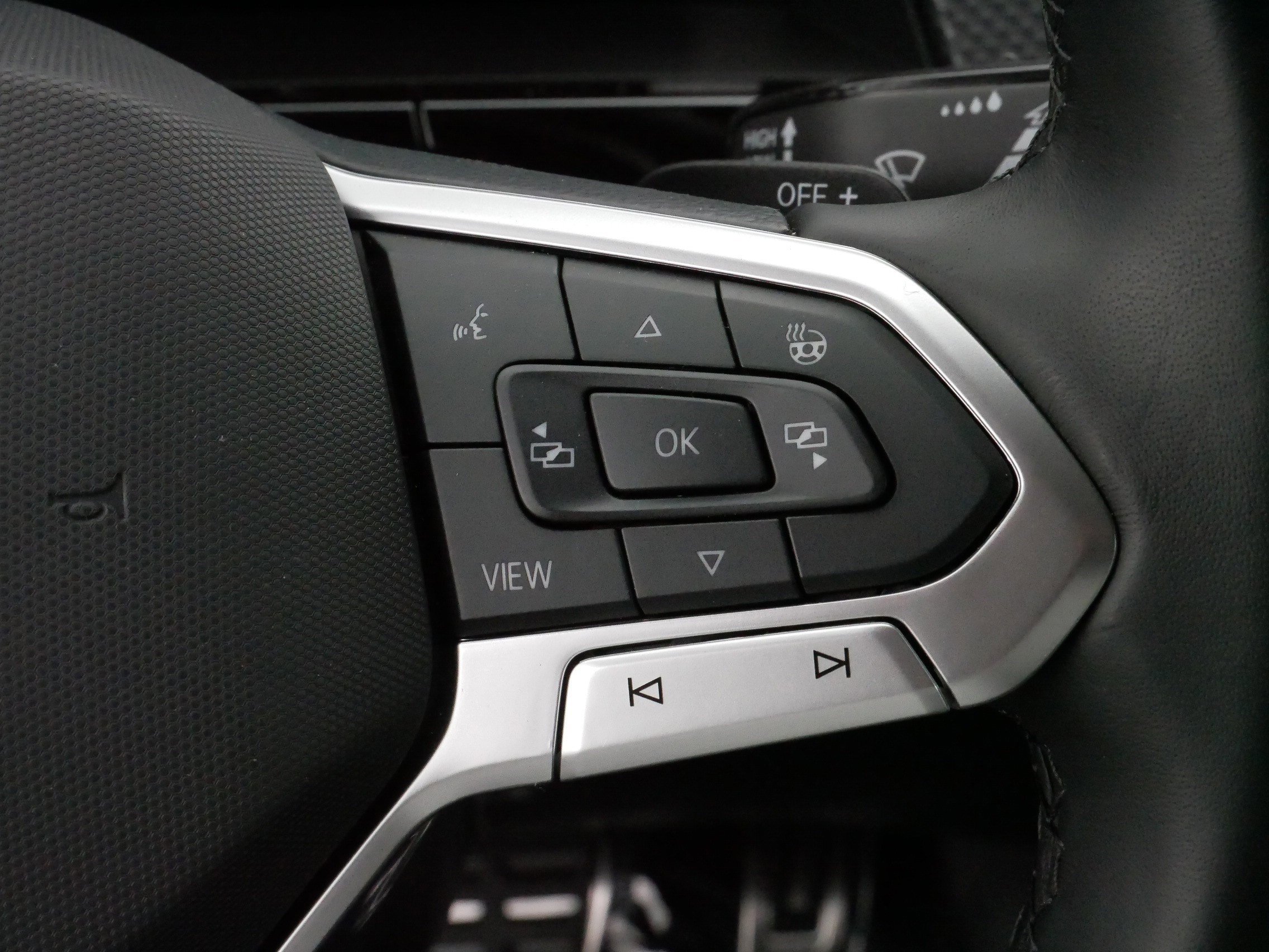 Certified 2025 Volkswagen Atlas Cross Sport SEL Premium R-Line image 25