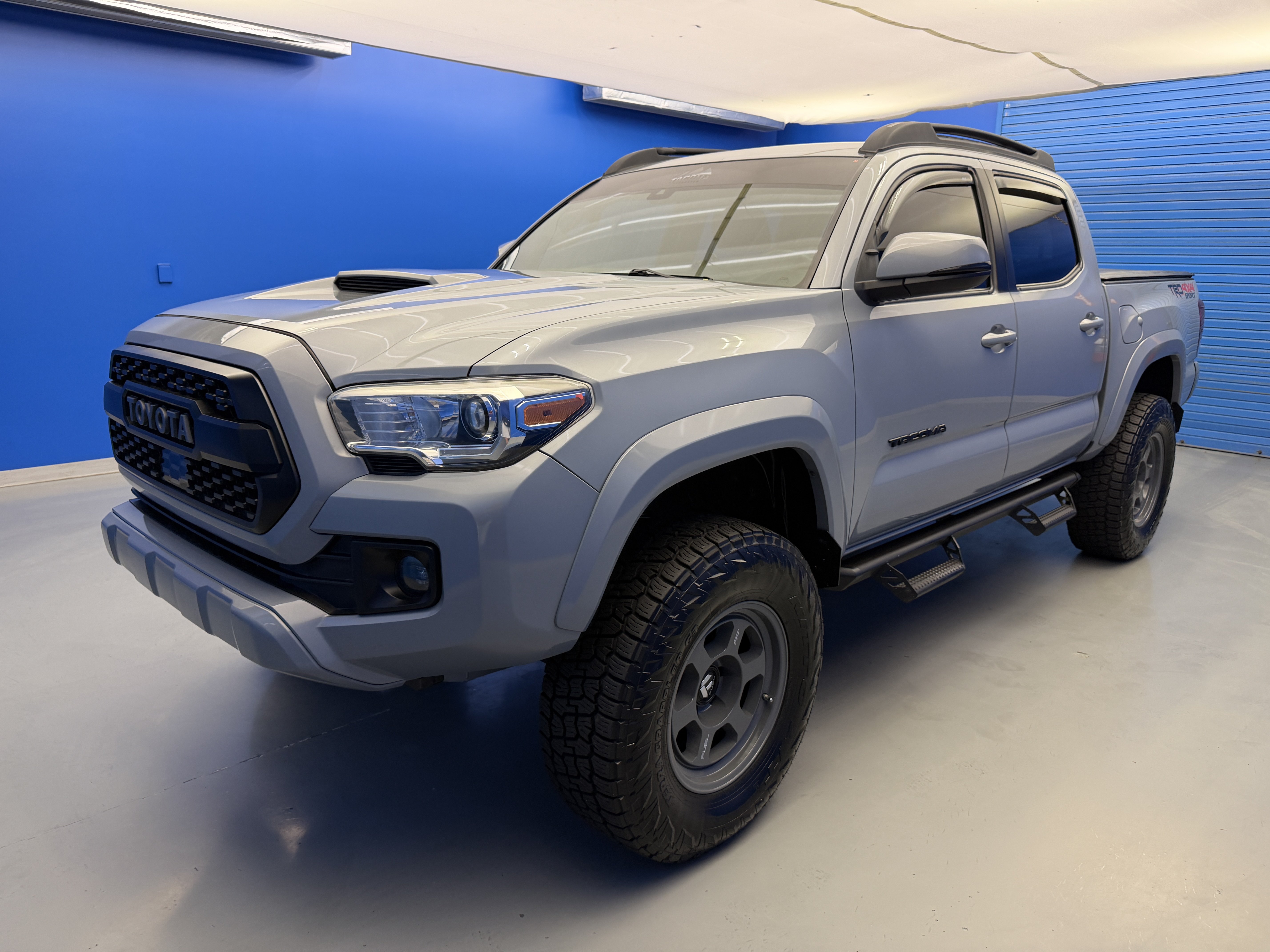 Used 2018 Toyota Tacoma TRD Sport AWD/4WD image 4