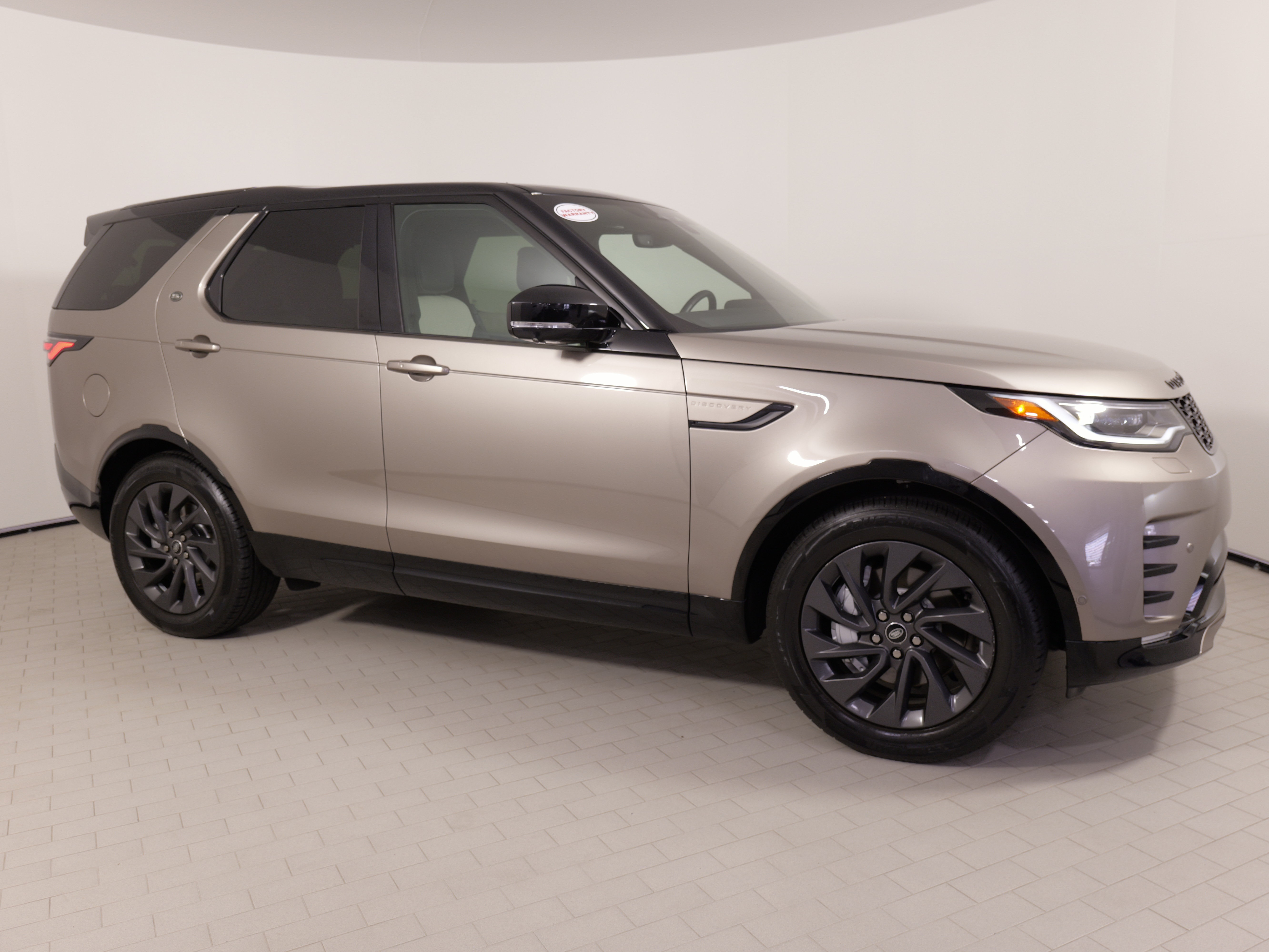 Used 2023 Land Rover Discovery S R-Dynamic AWD/4WD image 9