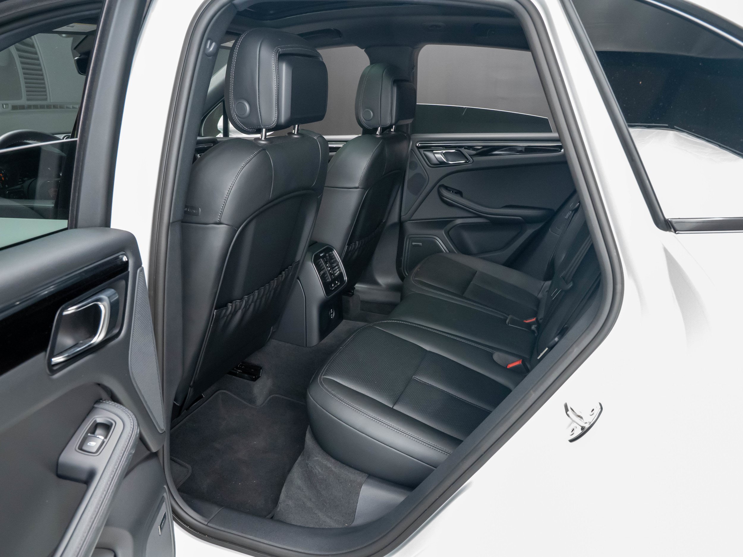 Certified 2026 Porsche Macan AWD/4WD image 32
