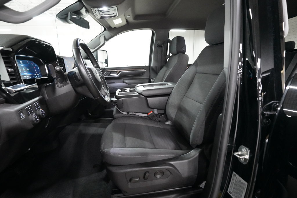 Used 2024 Chevrolet Silverado 2500 LT w/ Midnight Edition AWD/4WD image 7