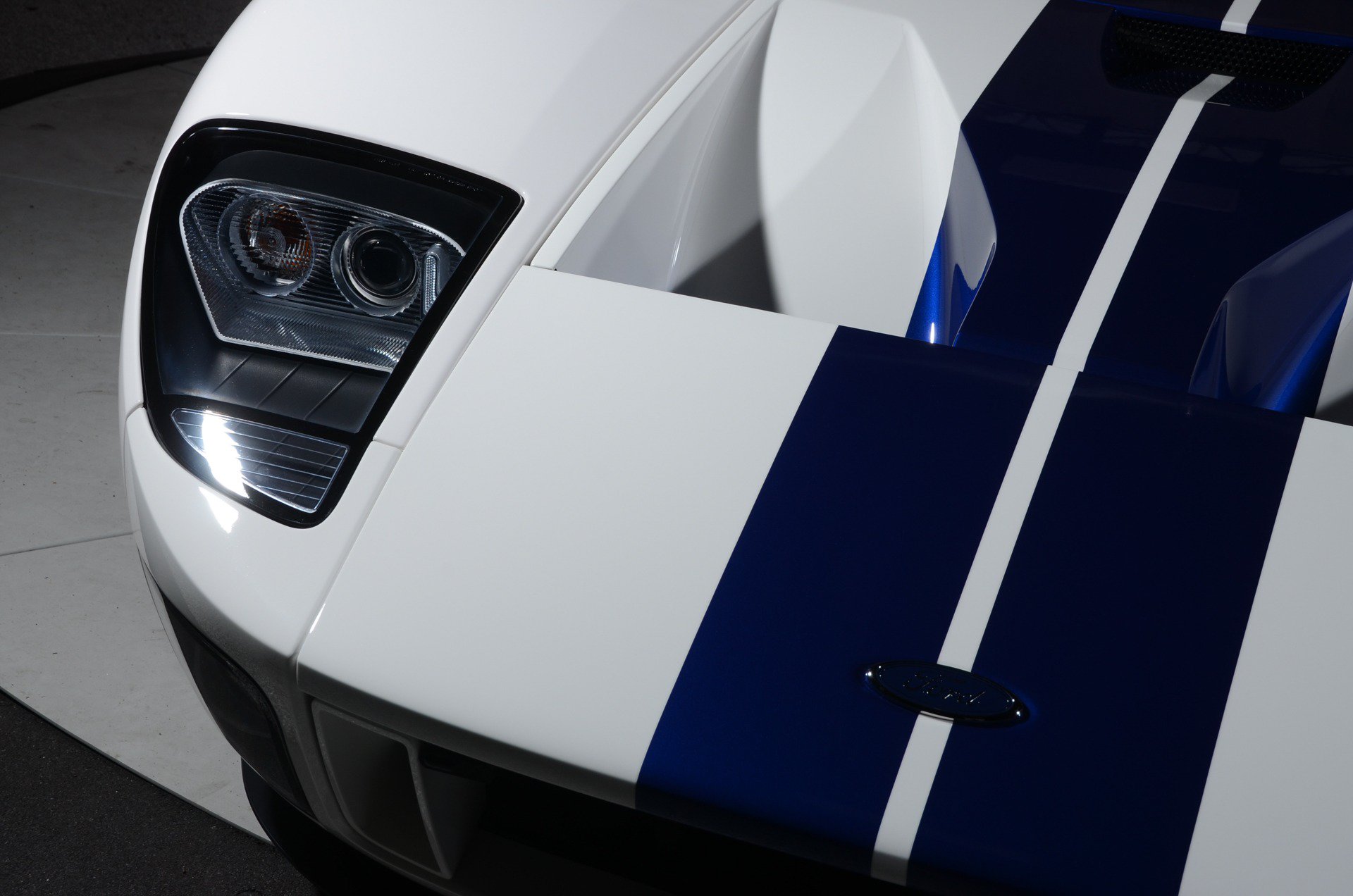 Used 2006 Ford GT RWD image 22