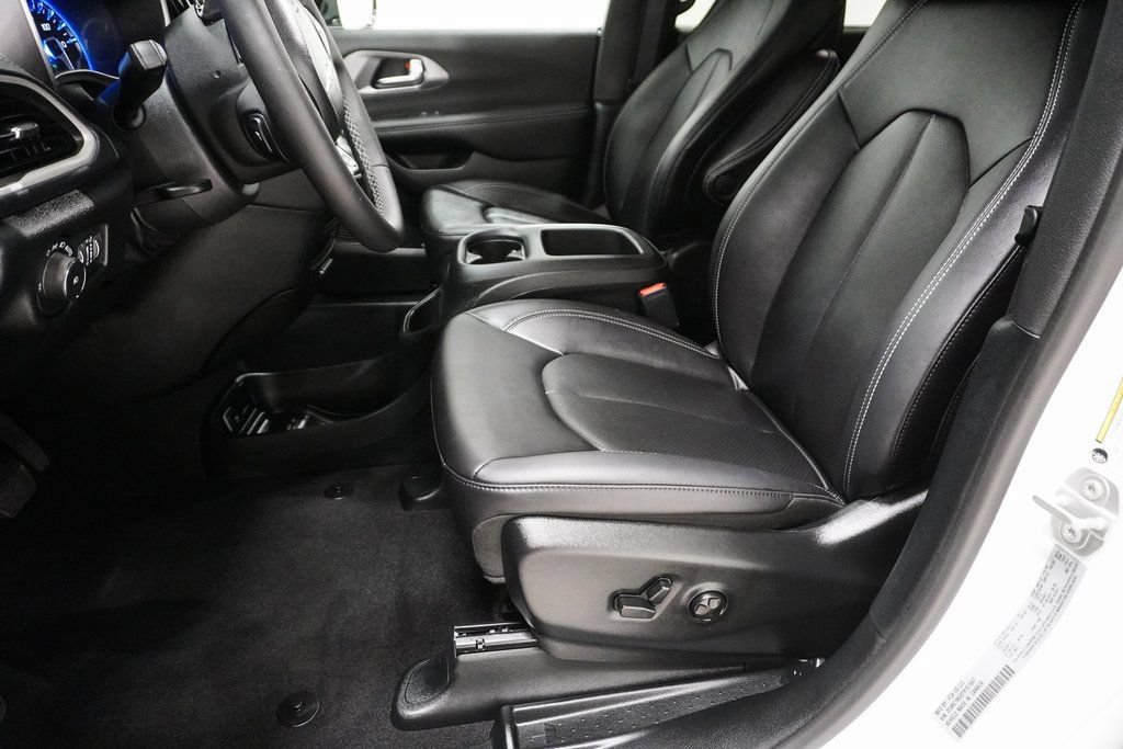 New 2026 Chrysler Pacifica Select FWD image 11