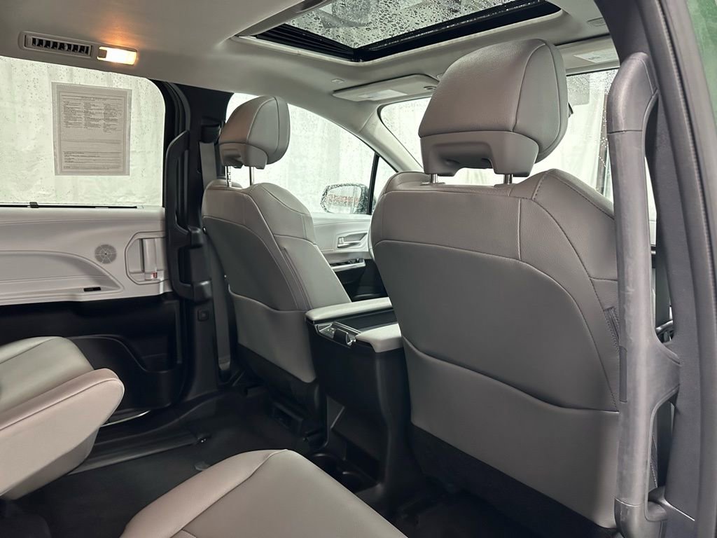Used 2025 Toyota Sienna XLE image 60