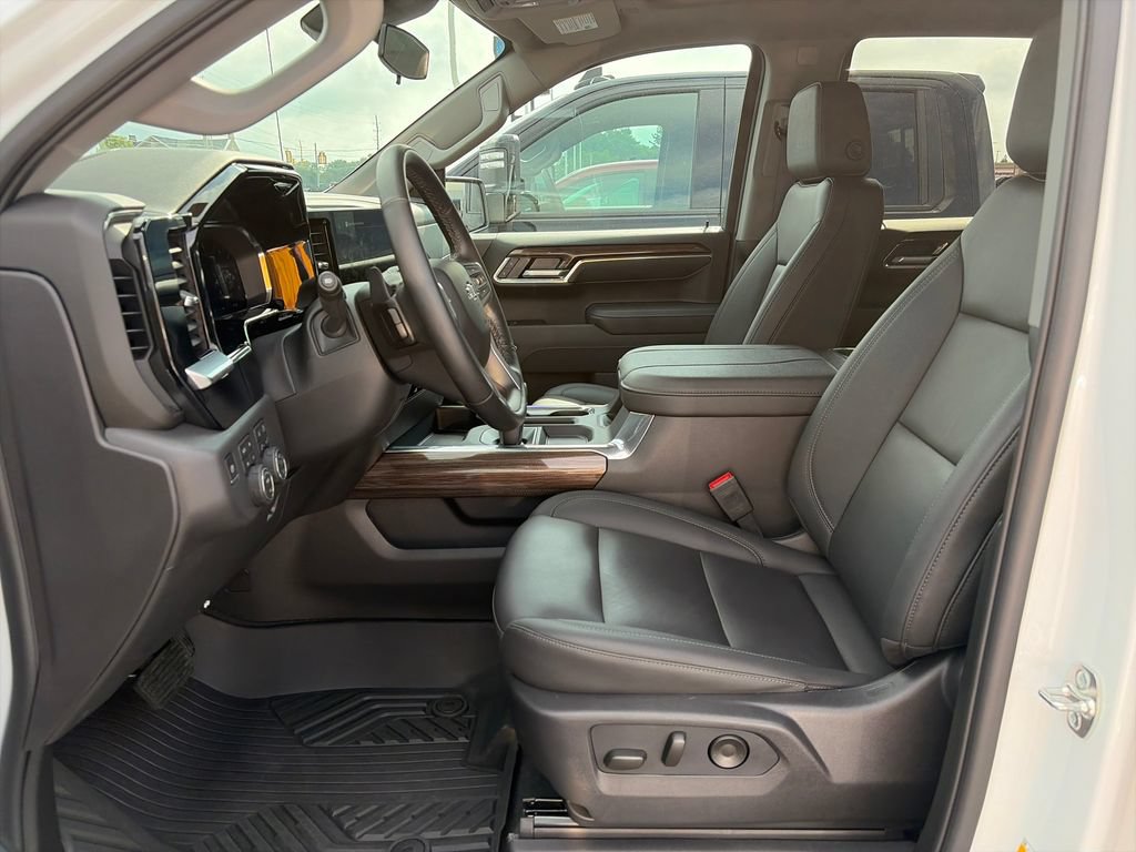 Used 2026 Chevrolet Silverado 1500 LT Trail Boss w/ LT Trail Boss Premium Package AWD/4WD image 12