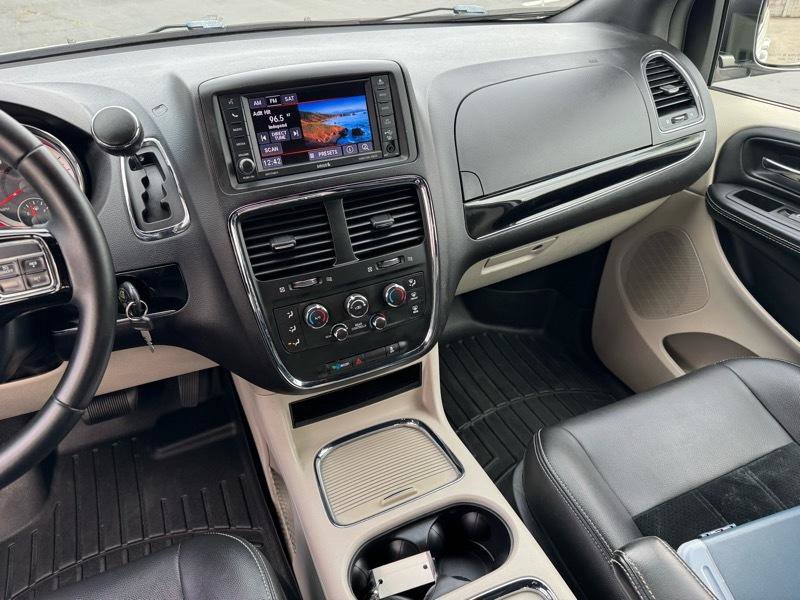 Used 2018 Dodge Grand Caravan SXT image 12