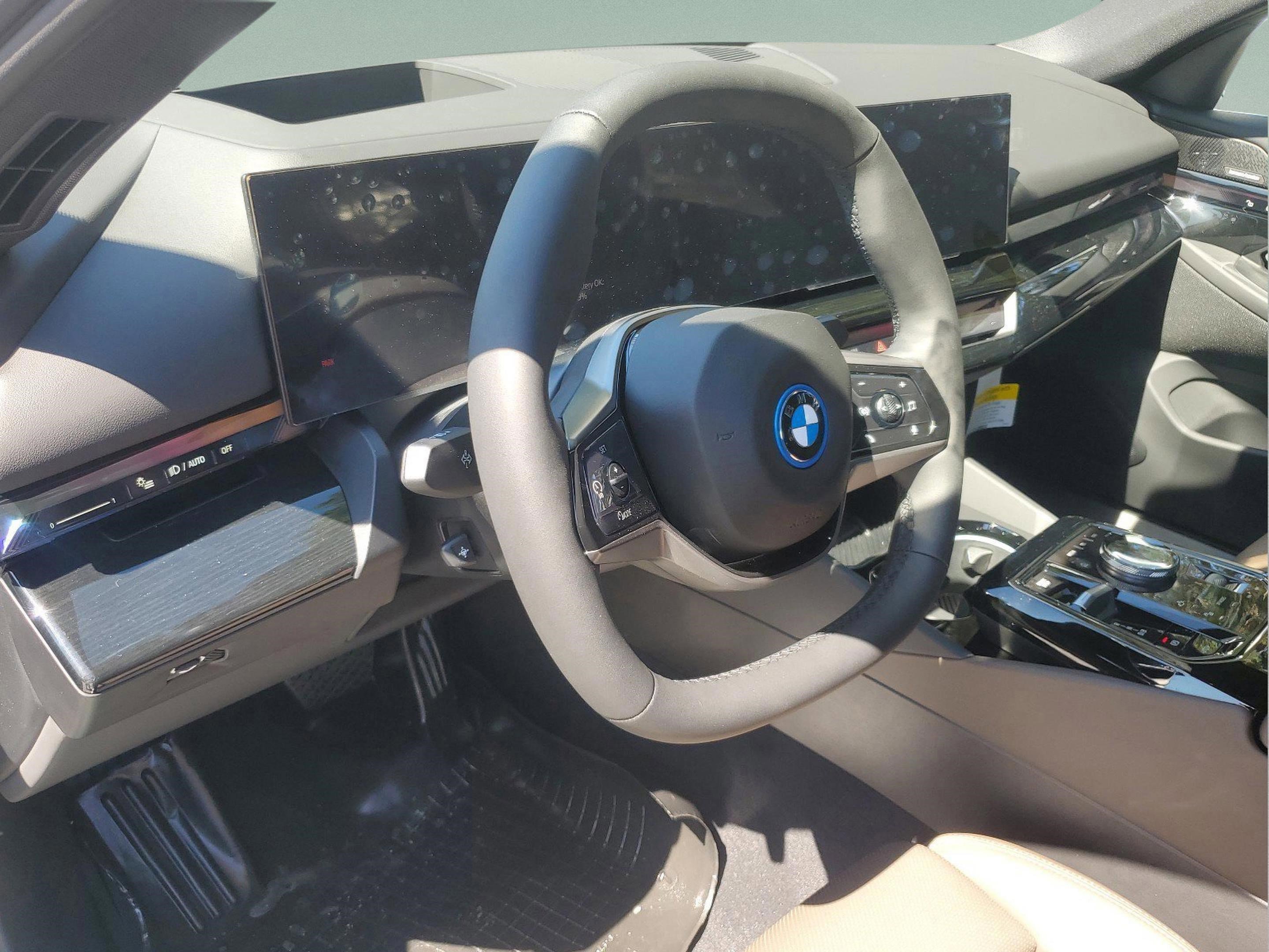 Used 2025 BMW i5 eDrive40i w/ Premium Package RWD image 19