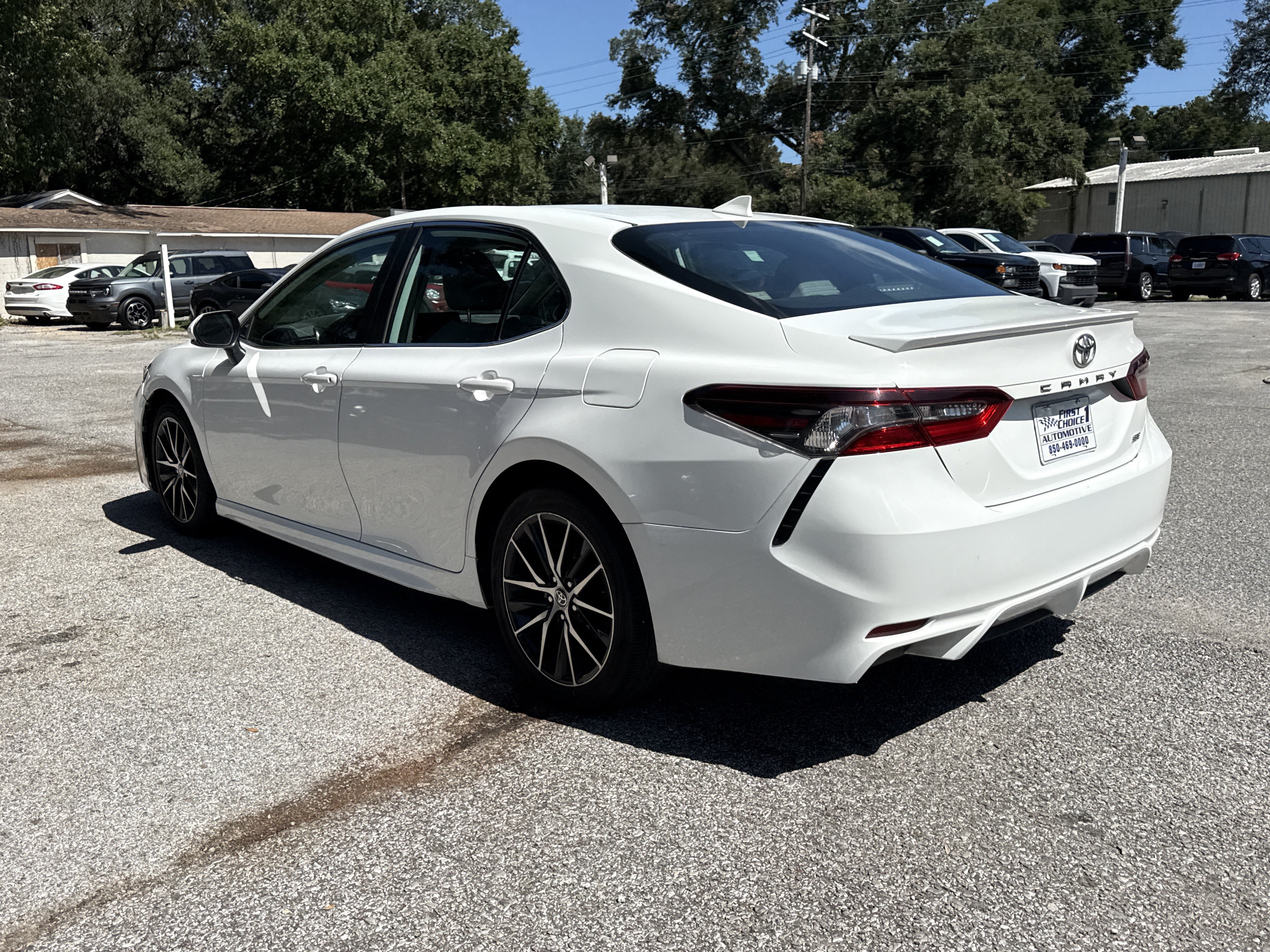 Used 2021 Toyota Camry SE FWD image 3