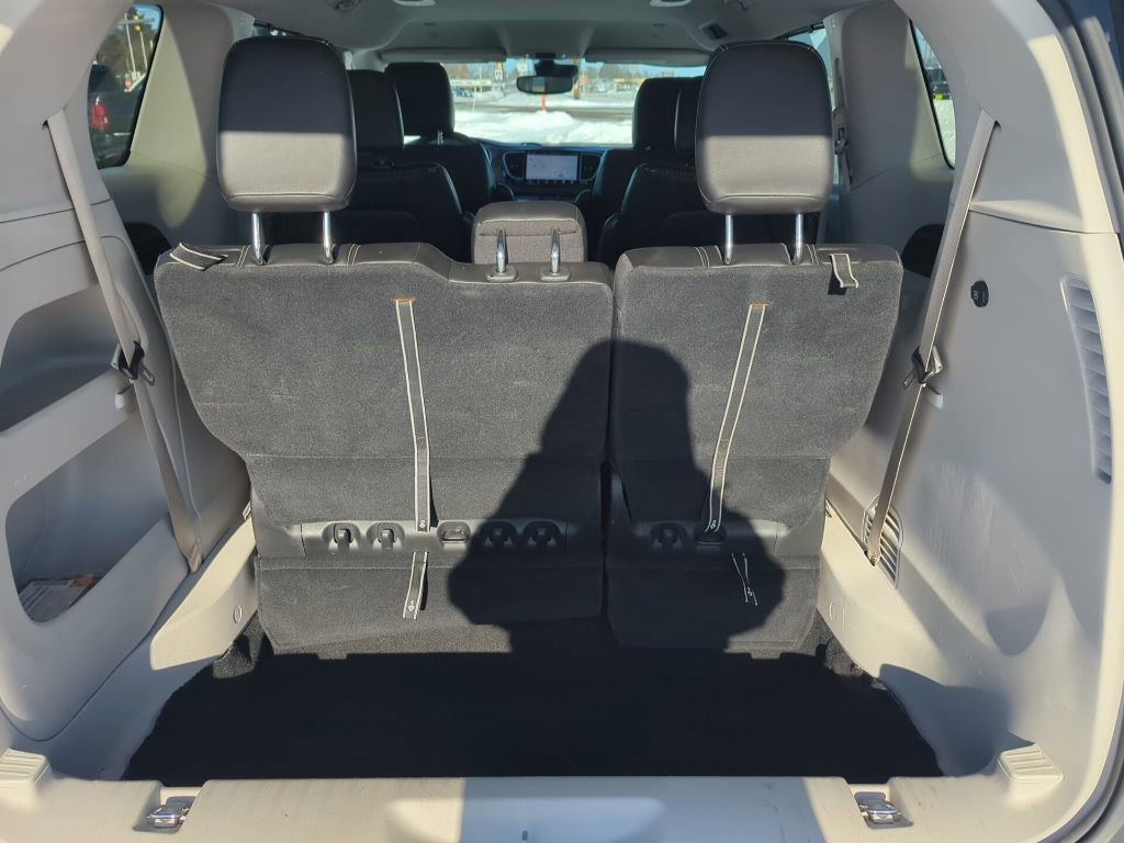 Used 2024 Chrysler Pacifica Touring-L image 41