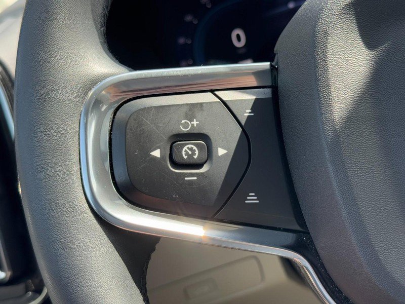 Certified 2023 Volvo XC40 B5 Ultimate w/ Protection Package Premier image 18