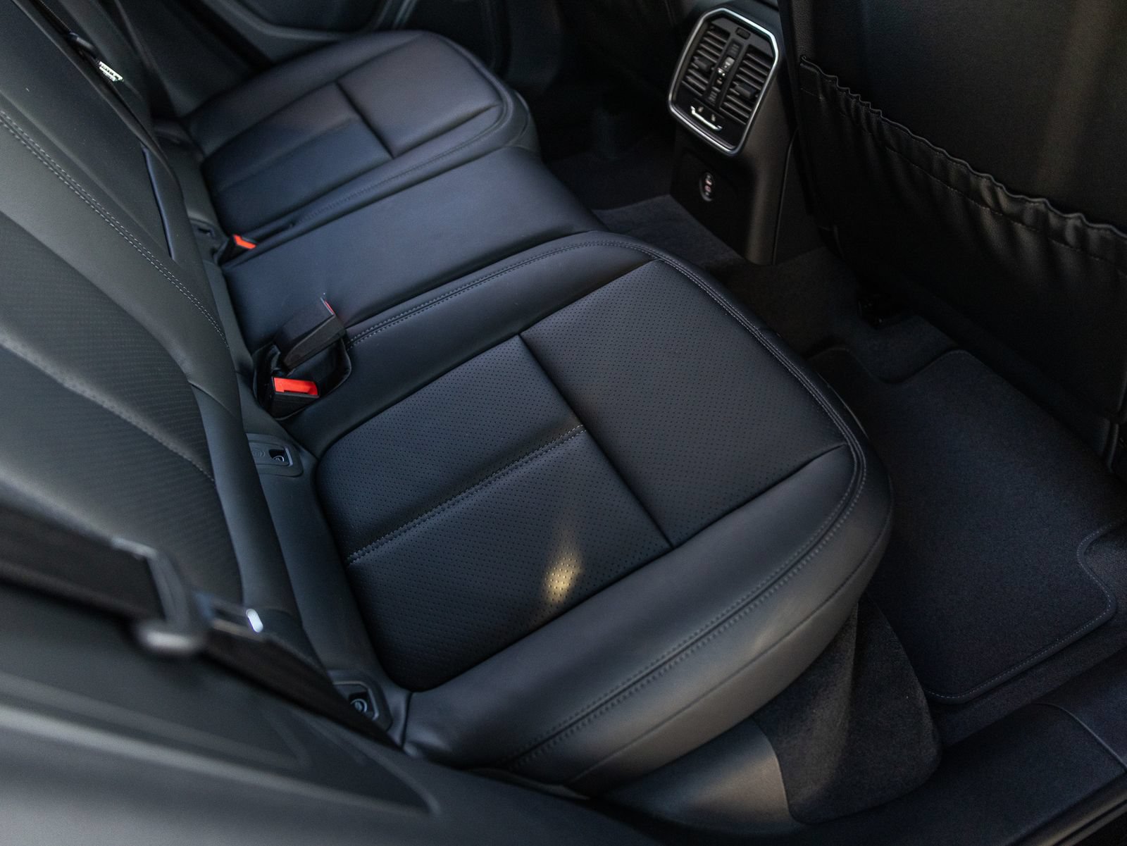 Certified 2026 Porsche Macan AWD/4WD image 48