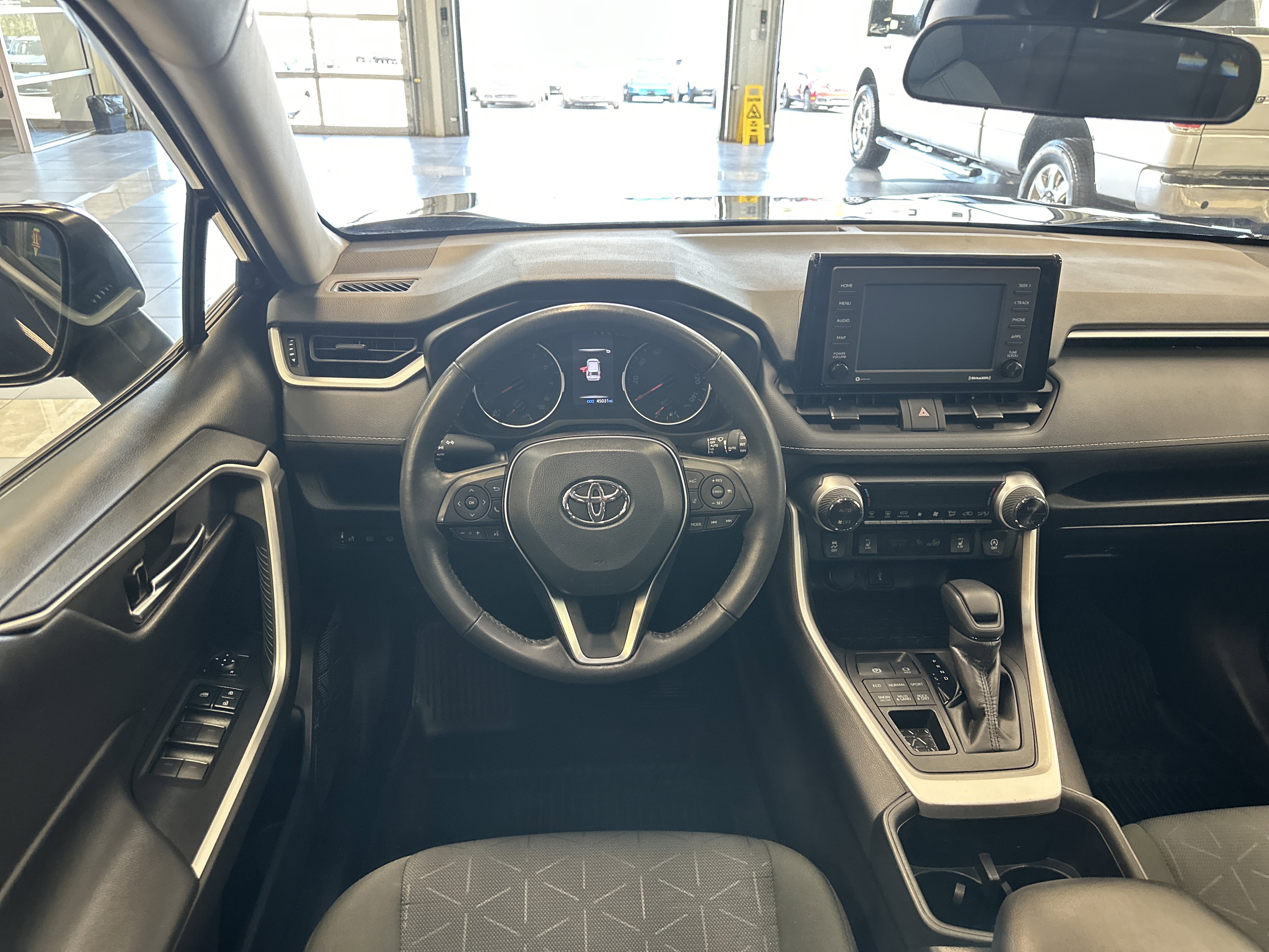 Used 2022 Toyota RAV4 XLE w/ Convenience Package image 2