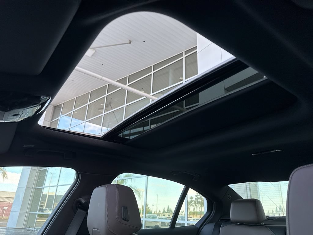 Used 2025 BMW i5 eDrive40i w/ M Sport Package RWD image 11