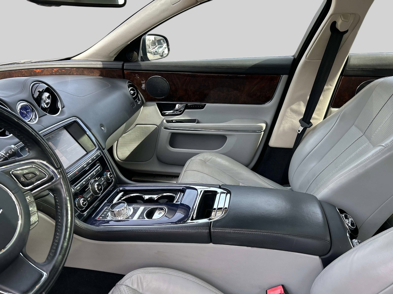 Used 2012 Jaguar XJ image 23