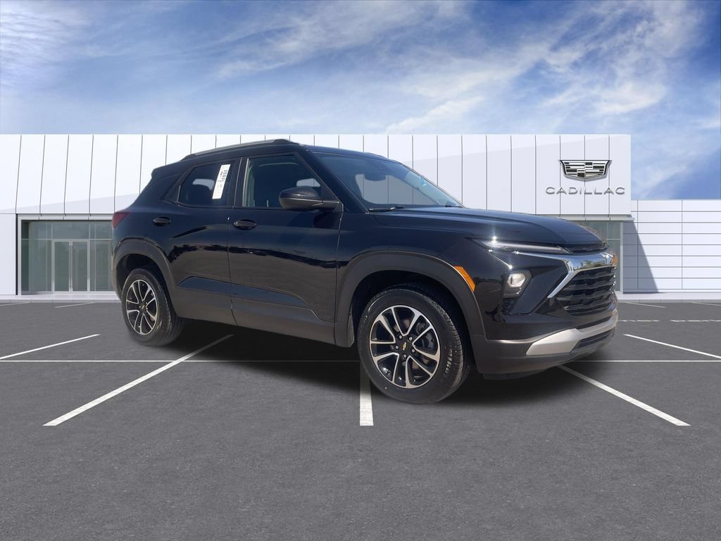 Used 2025 Chevrolet TrailBlazer LT AWD/4WD image 2