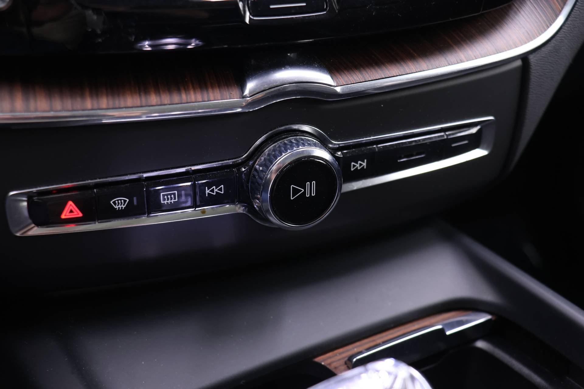 Certified 2024 Volvo XC60 B5 Ultimate w/ Protection Package Premier image 9