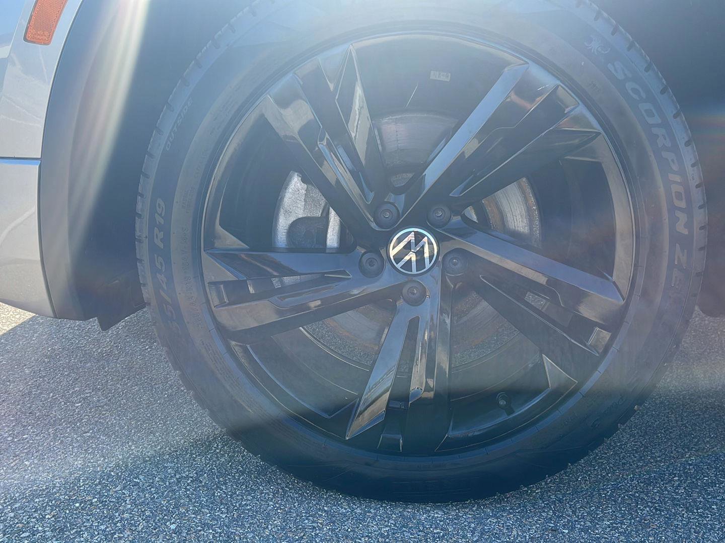 Used 2023 Volkswagen Tiguan SE R-Line image 9