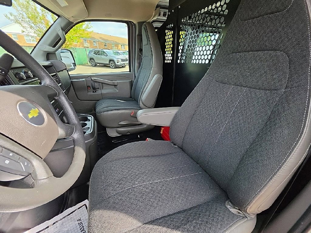 Used 2025 Chevrolet Express 2500 w/ Driver Convenience Package RWD image 24
