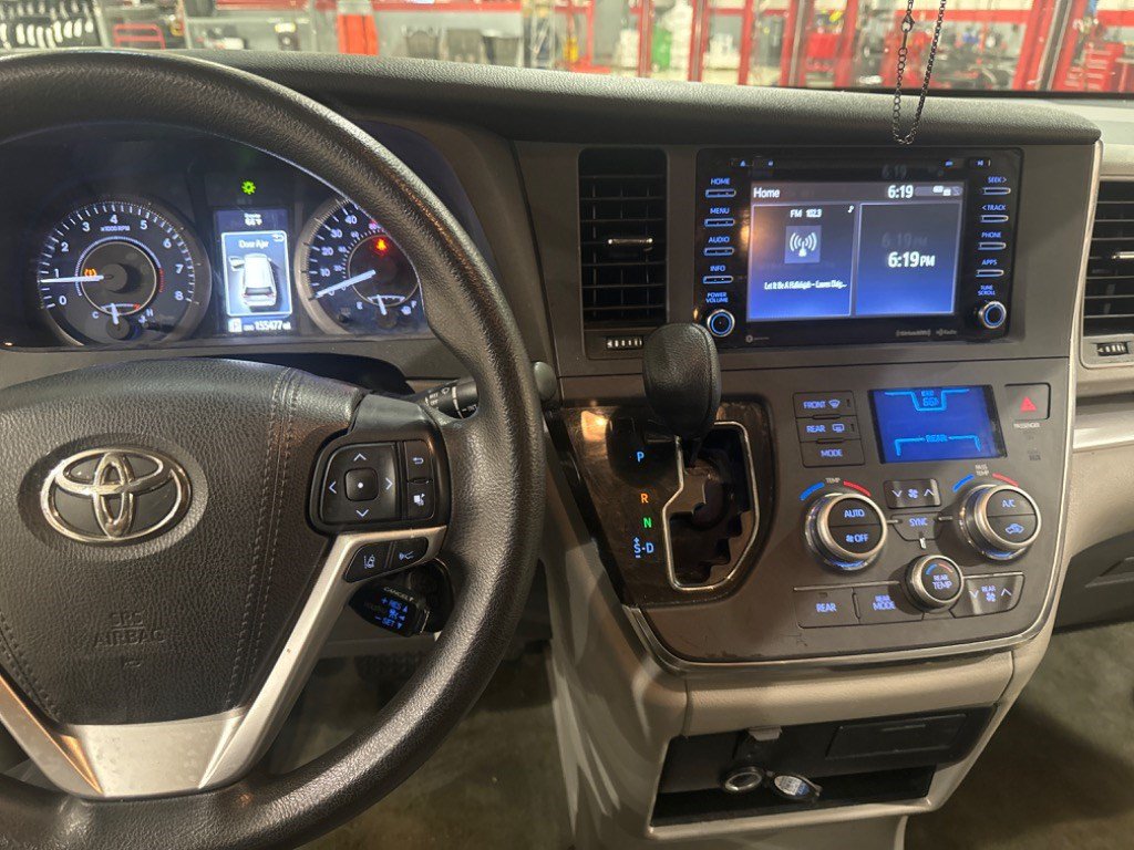 Used 2018 Toyota Sienna LE FWD image 49