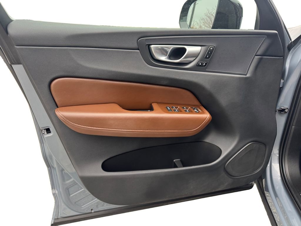 Certified 2023 Volvo XC60 B5 Plus w/ Climate Package image 10