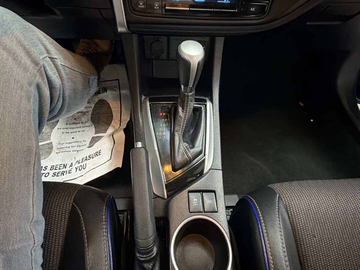 Used 2018 Toyota Corolla SE w/ SE Premium Package image 22