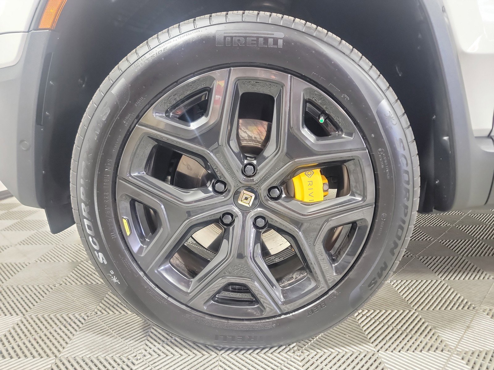 Used 2024 Rivian R1S Adventure AWD/4WD image 11