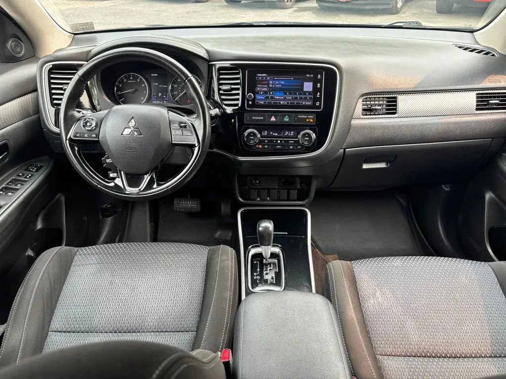 Used 2018 Mitsubishi Outlander SEL AWD/4WD image 18