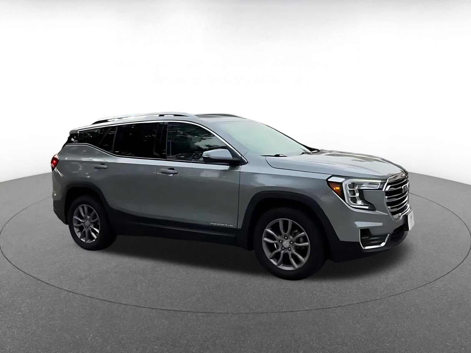 Used 2024 GMC Terrain SLT AWD/4WD image 2