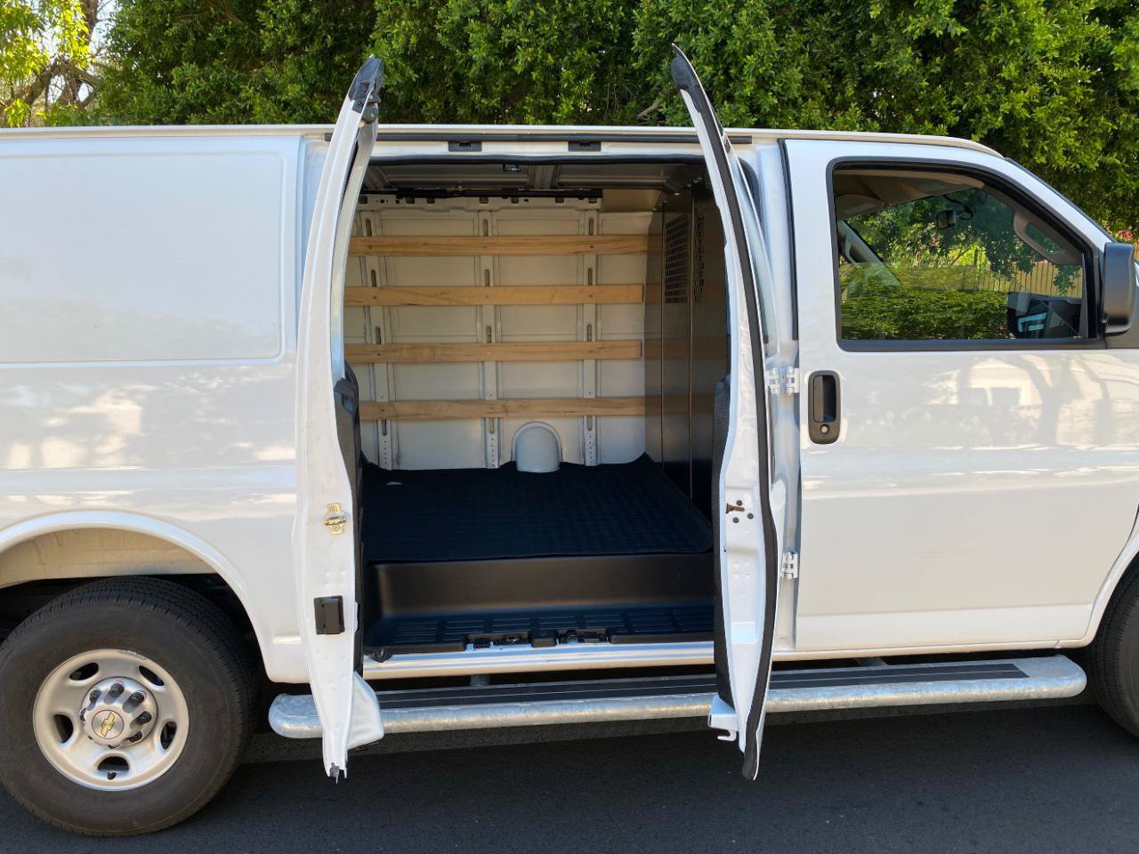 Used 2025 Chevrolet Express 2500 w/ Driver Convenience Package RWD image 28