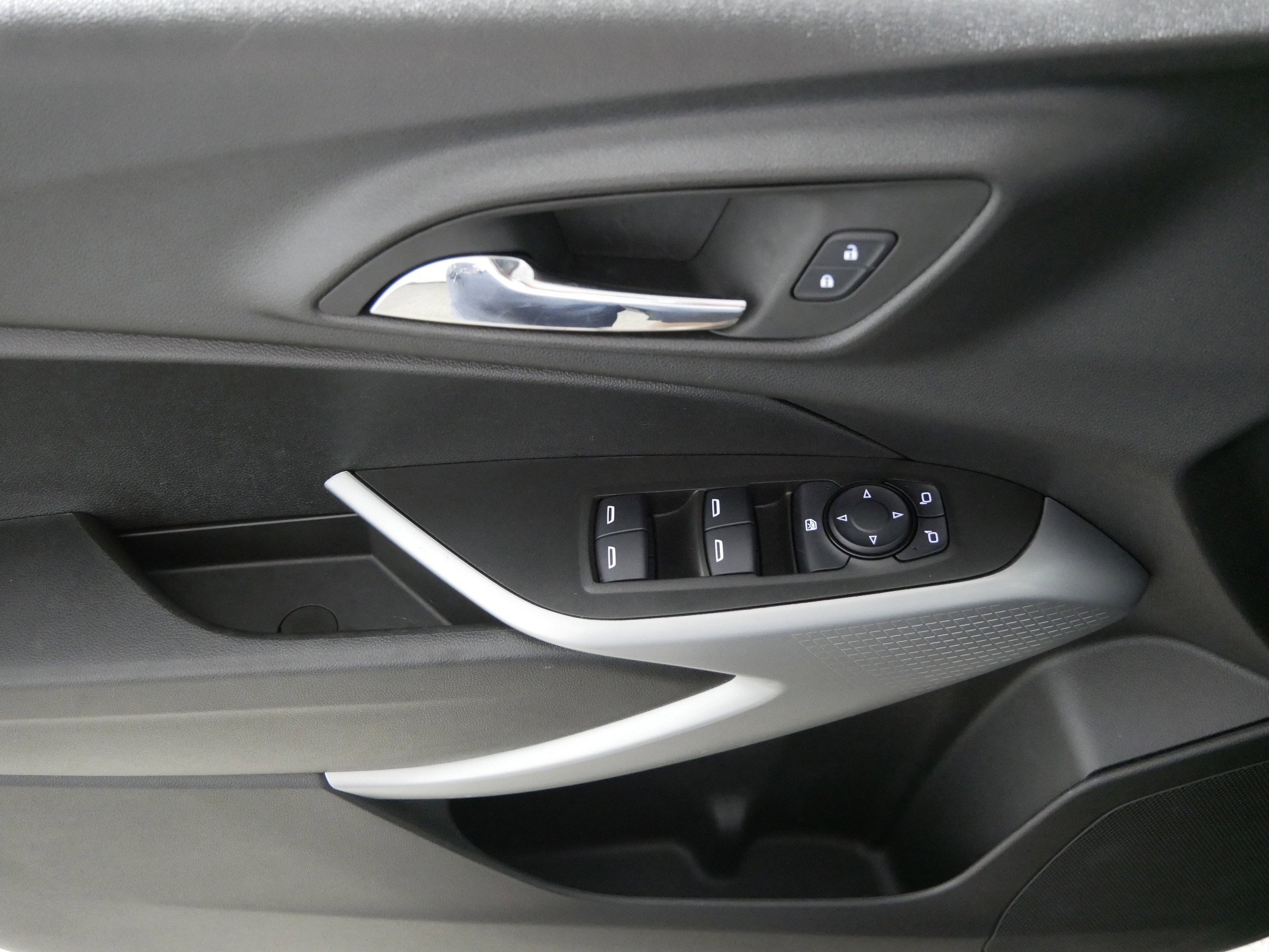 Used 2025 Chevrolet Trax LS w/ LS Convenience Package FWD image 19