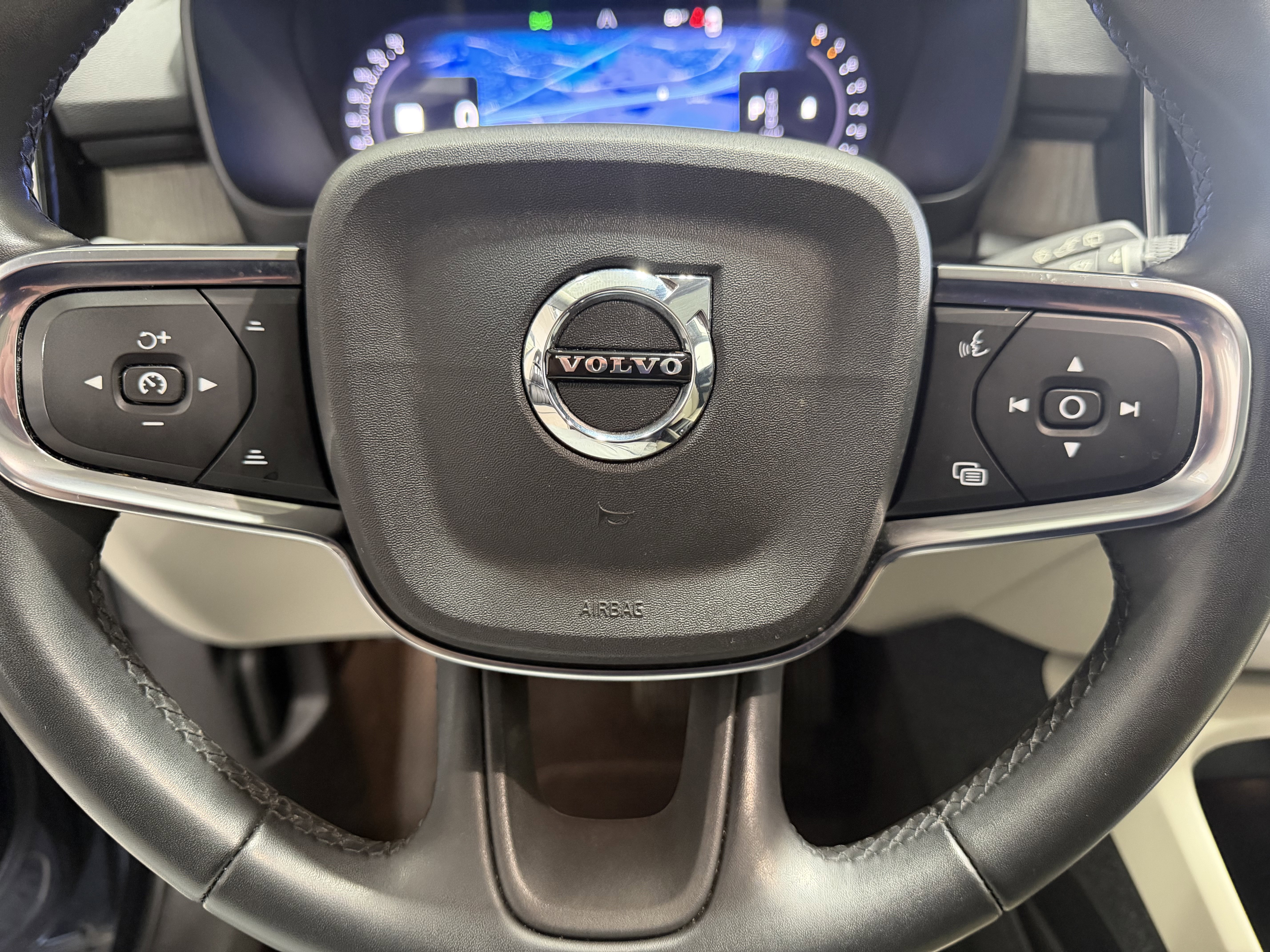 Used 2023 Volvo XC40 B4 Ultimate FWD image 20