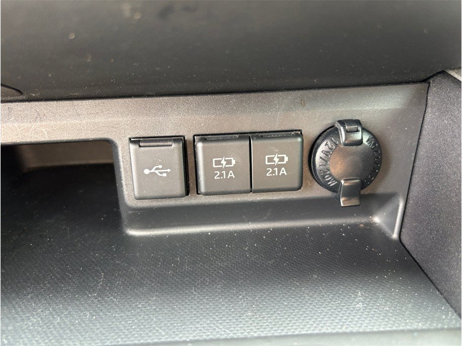 Used 2020 Toyota Highlander LE FWD image 29