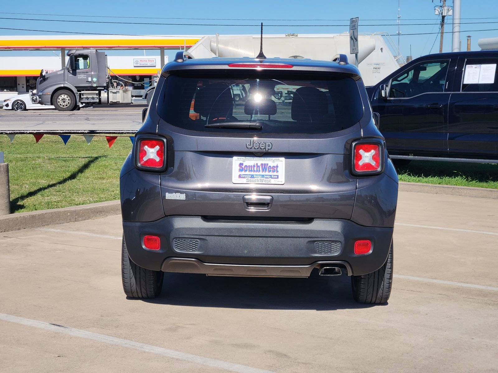 Used 2021 Jeep Renegade Latitude FWD image 8