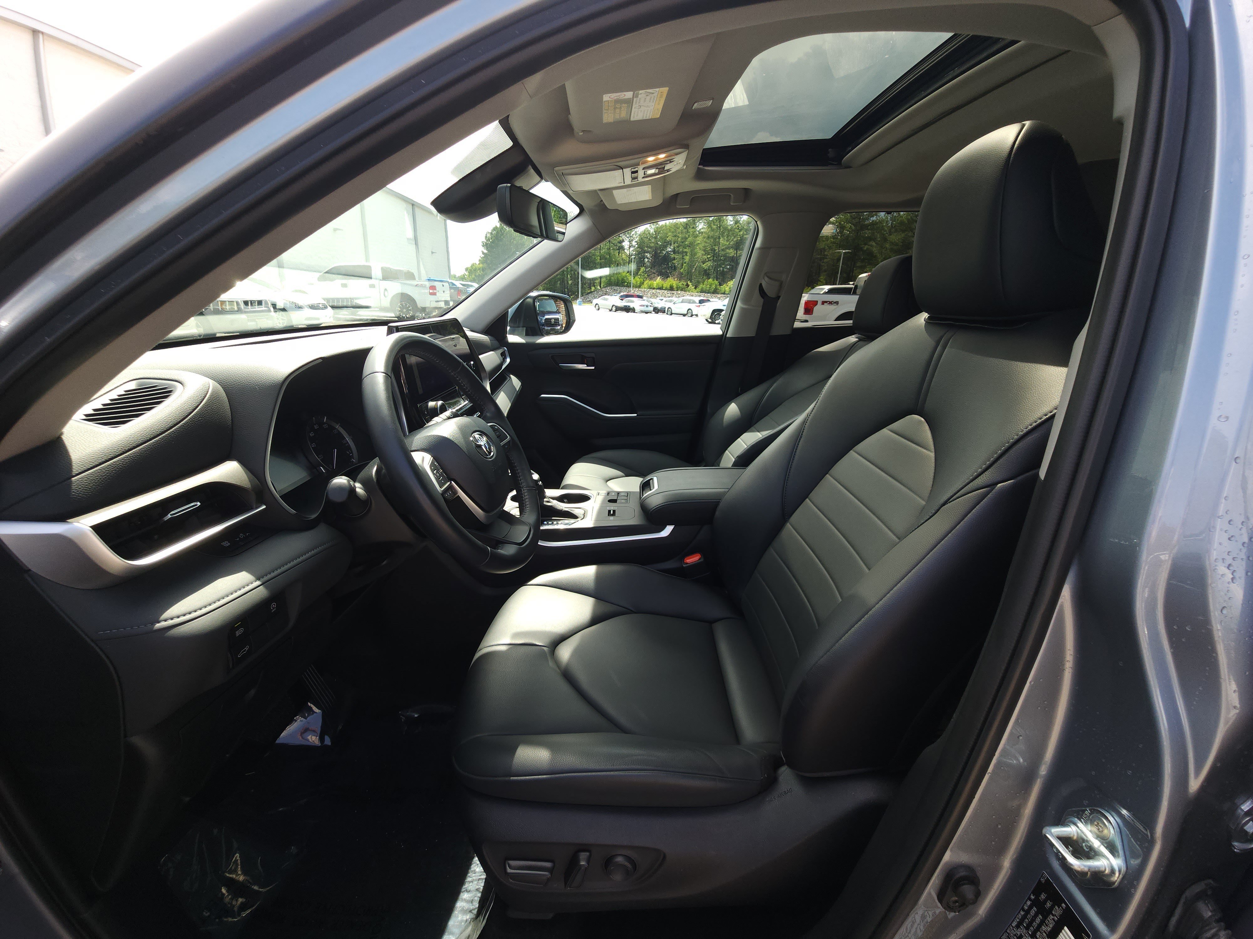 Used 2023 Toyota Highlander XLE FWD image 18