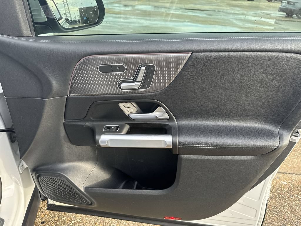 Used 2023 Mercedes-Benz GLB 250 w/ Premium Package image 32