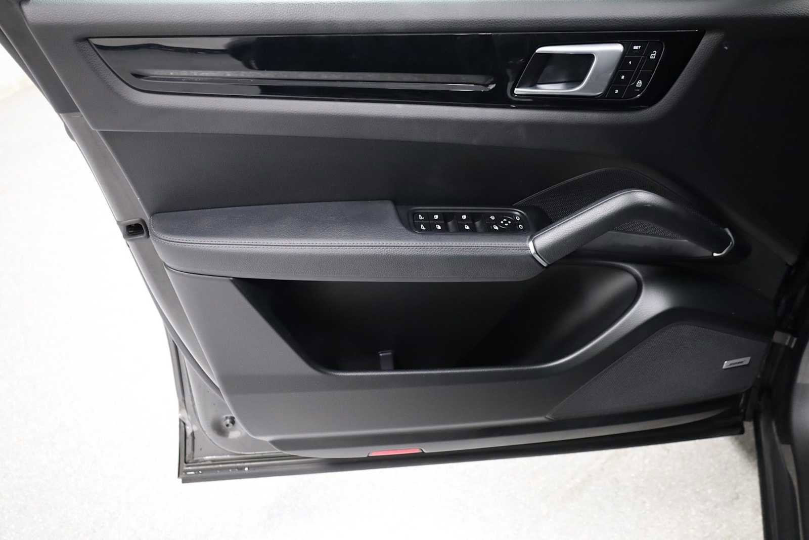 Used 2022 Porsche Cayenne image 16