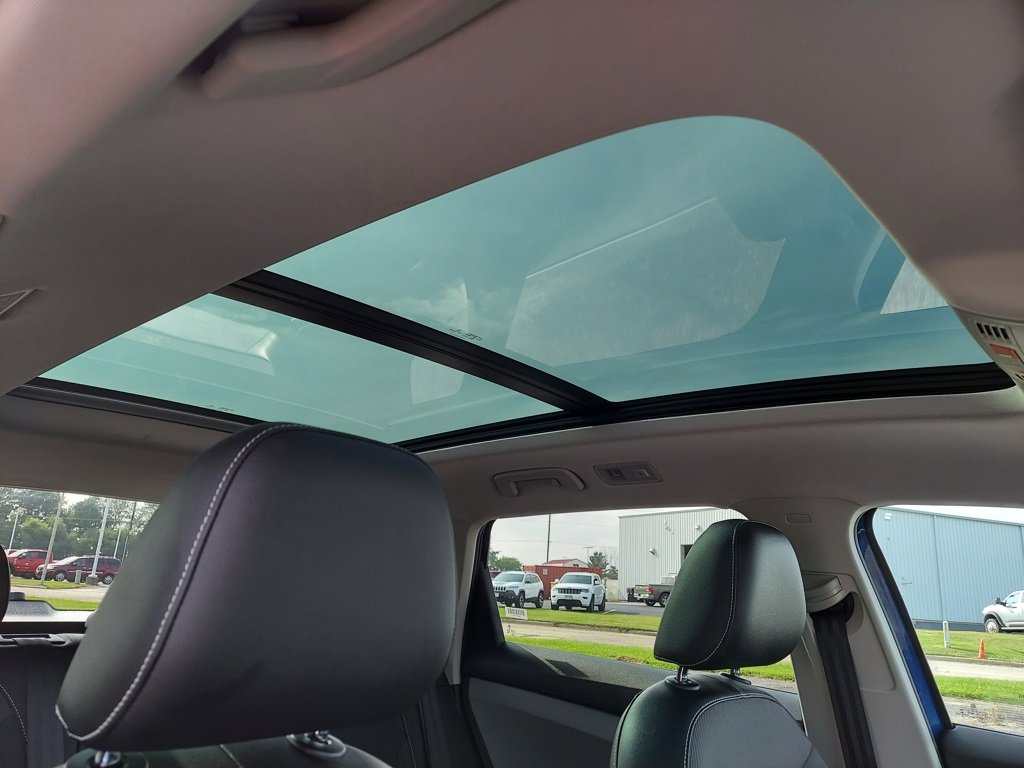 Used 2022 Volkswagen Taos SE w/ Panoramic Sunroof Package image 4