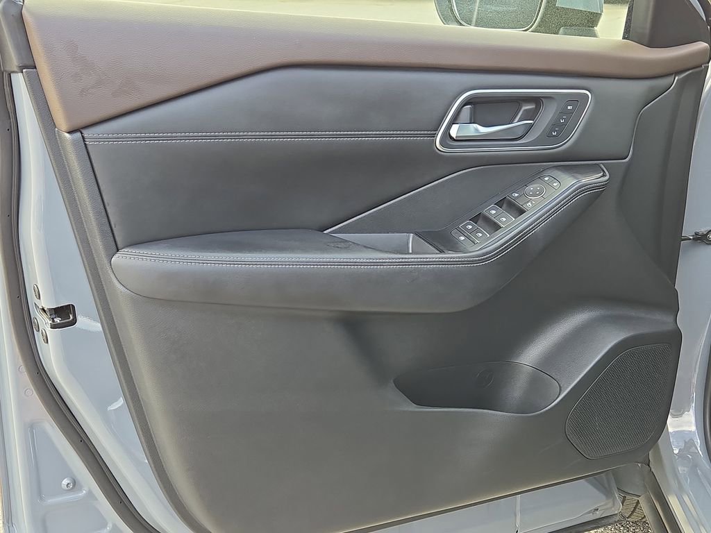 Used 2023 Nissan Rogue Platinum w/ Platinum Premium Package image 14