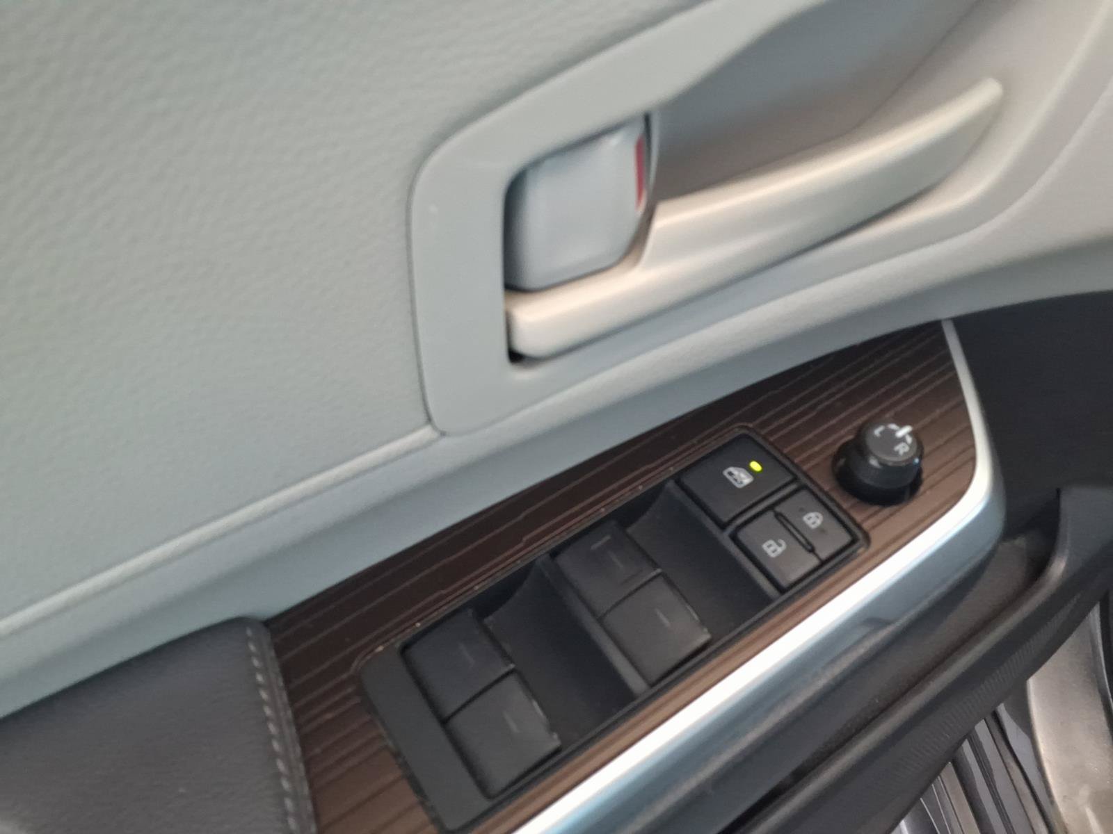 Used 2021 Toyota Sienna LE w/ LE Plus Package FWD image 17