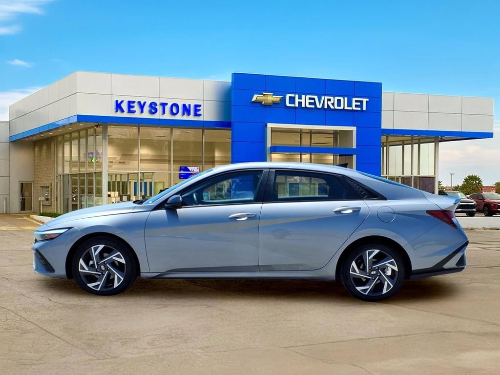 Used 2025 Hyundai Elantra Sport FWD image 4